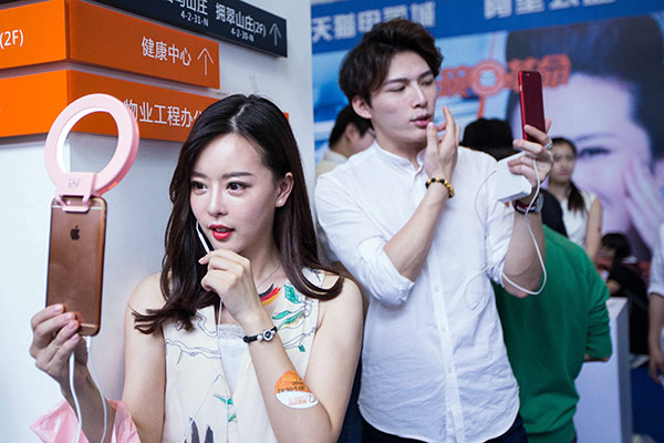 Thâm nhập thế giới của những “chiến thần” livestream: Đứng sau màn hình thu tiền tỷ, biến mất sau 1 đêm và góc khuất chẳng ai thấu - Ảnh 1.