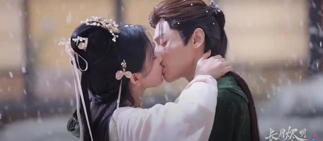 Trường Nguyệt Tẫn Minh: La Vân Hi và Bạch Lộc đang hôn lại cười sặc sụa, lý do là gì? - Ảnh 1. Trường Nguyệt Tẫn Minh: La Vân Hi và Bạch Lộc đang hôn lại cười sặc sụa, lý do là gì? - Ảnh 1.