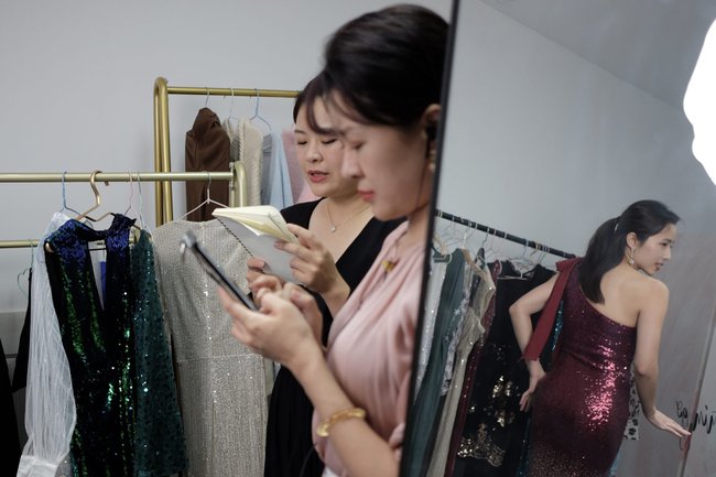 Đột nhập lò đào tạo bán hàng livestream trên TikTok: Học phí 20 triệu, học trong hai ngày - Cam kết chốt đơn siêu khủng, kiếm 200 triệu một lần lên sóng! - Ảnh 1.