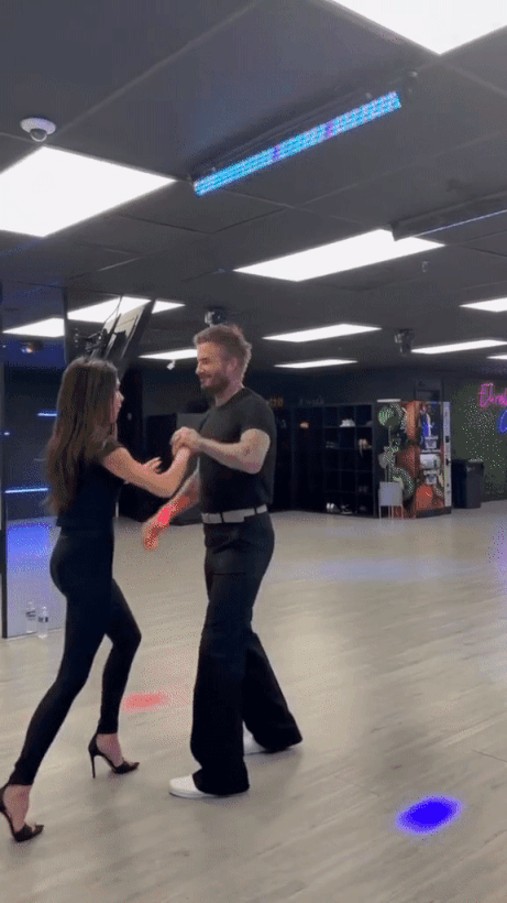 Vợ chồng David Beckham tập nhảy sương sương h&uacute;t cả triệu view: Body cực ch&aacute;y của Victoria v&agrave; khoảnh khắc t&igrave;nh cảm th&agrave;nh t&acirc;m điểm - Ảnh 5.