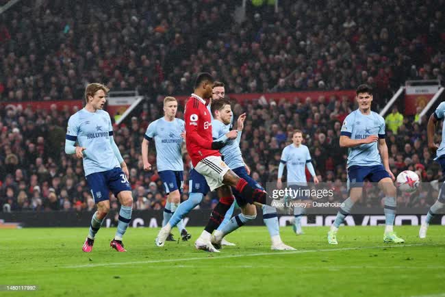 Rashford đưa Man United trở lại top 4; Real Madrid v&ugrave;i dập Barcelona ngay tại Nou Camp - Ảnh 1.