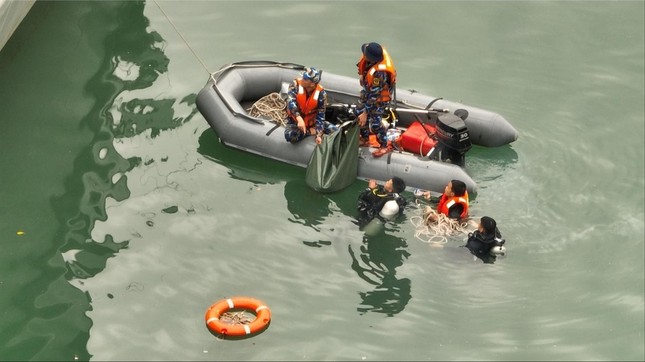 Trực thăng chở 5 người rơi xuống biển: Lời kể của người đến hiện trường đầu tiên - Ảnh 3.