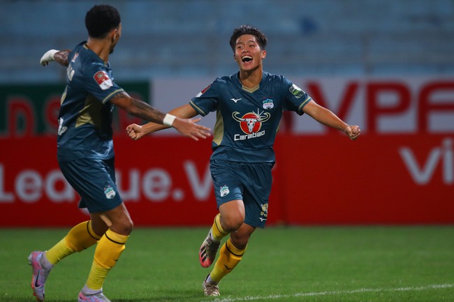 Tạo mưa b&agrave;n thắng, Kiatisuk v&ocirc; t&igrave;nh hiến kế hạ Th&aacute;i Lan cho HLV Troussier? - Ảnh 2.