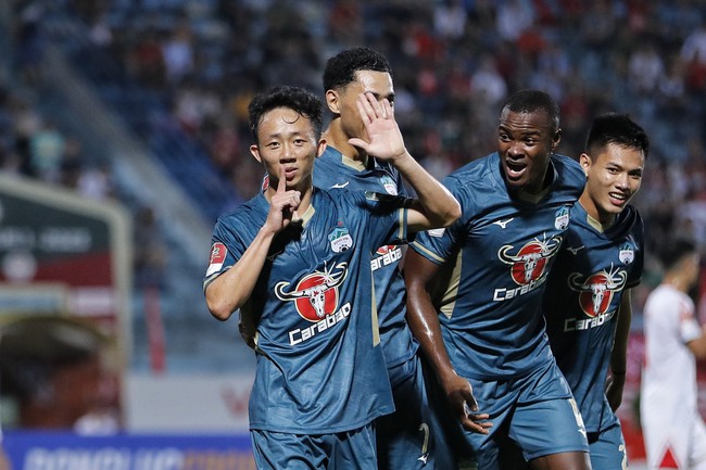 Tạo mưa b&agrave;n thắng, Kiatisuk v&ocirc; t&igrave;nh hiến kế hạ Th&aacute;i Lan cho HLV Troussier? - Ảnh 1.
