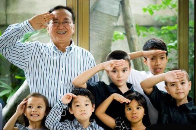 Chỉ với 1 từ duy nhất, người cha gi&uacute;p 4 đứa con ngỗ nghịch v&agrave;o thẳng những trường đại học top đầu thế giới: Ai nghe cũng nể phục! - Ảnh 2.