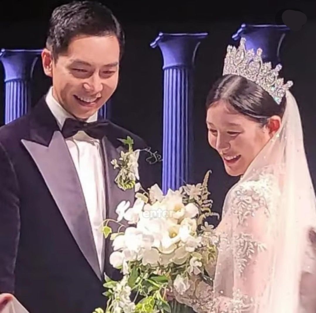 Đám cưới Lee Seung Gi - Lee Da In hoá concert: Chú rể quỳ hát tặng cô dâu,  Lee Hong Ki gây sốt với nhạc phim The Heirs
