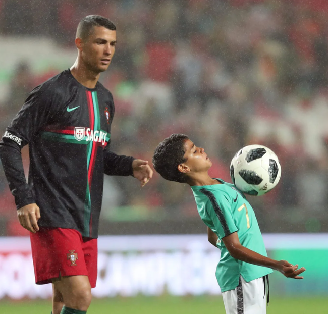 Cậu con cả được đánh giá sẽ vượt mặt Ronaldo: 12 tuổi đã cao 1m70, ra sân là ghi bàn liên tục - Ảnh 1.
