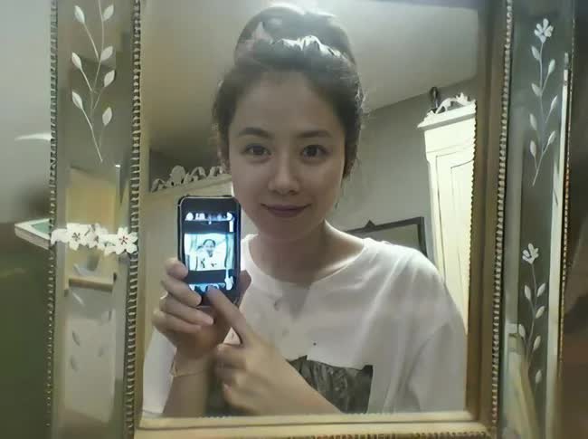 Trend Mirror selfie xâm chiếm giới idol: Nayeon - Karina có khi cũng phải chào thua trước visual chị đẹp hồi thiếu nữ - Ảnh 7.