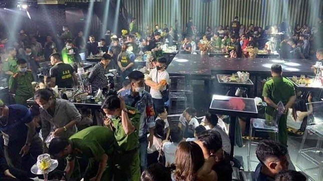 Hải Phòng dừng khẩn cấp đêm nhạc ca sĩ Jimmii Nguyễn khi đang diễn ra - Ảnh 2.