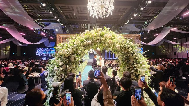 Lễ cưới Lee Seung Gi - Lee Da In bị gắn m&aacute;c thảm họa: Ồn &agrave;o từ l&uacute;c th&ocirc;ng b&aacute;o, đến kh&acirc;u tổ chức g&acirc;y tranh c&atilde;i v&igrave; l&agrave;m m&agrave;u - Ảnh 12.