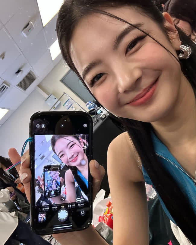 Trend Mirror selfie xâm chiếm giới idol: Nayeon - Karina có khi cũng phải chào thua trước visual chị đẹp hồi thiếu nữ - Ảnh 4.