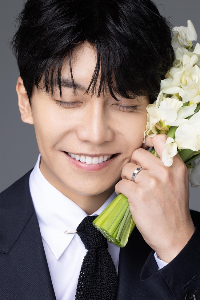 Công bố ảnh cưới đẹp như mơ của Lee Seung Gi: Cô dâu cười tít mắt, chú rể có cử chỉ ngọt ngào muốn trụy tim - Ảnh 5.