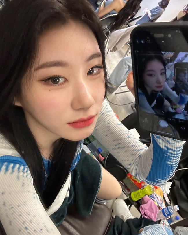 Trend Mirror selfie xâm chiếm giới idol: Nayeon - Karina có khi cũng phải chào thua trước visual chị đẹp hồi thiếu nữ - Ảnh 3.