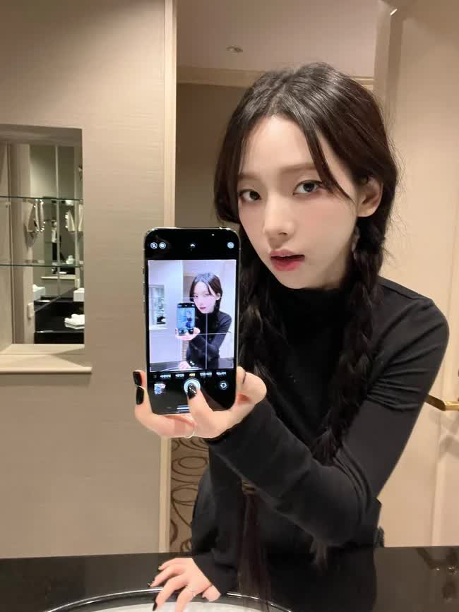 Trend Mirror selfie xâm chiếm giới idol: Nayeon - Karina có khi cũng phải chào thua trước visual chị đẹp hồi thiếu nữ - Ảnh 2.