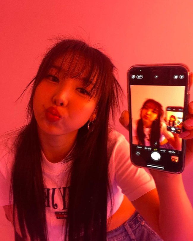 Trend Mirror selfie xâm chiếm giới idol: Nayeon - Karina có khi cũng phải chào thua trước visual chị đẹp hồi thiếu nữ - Ảnh 1.