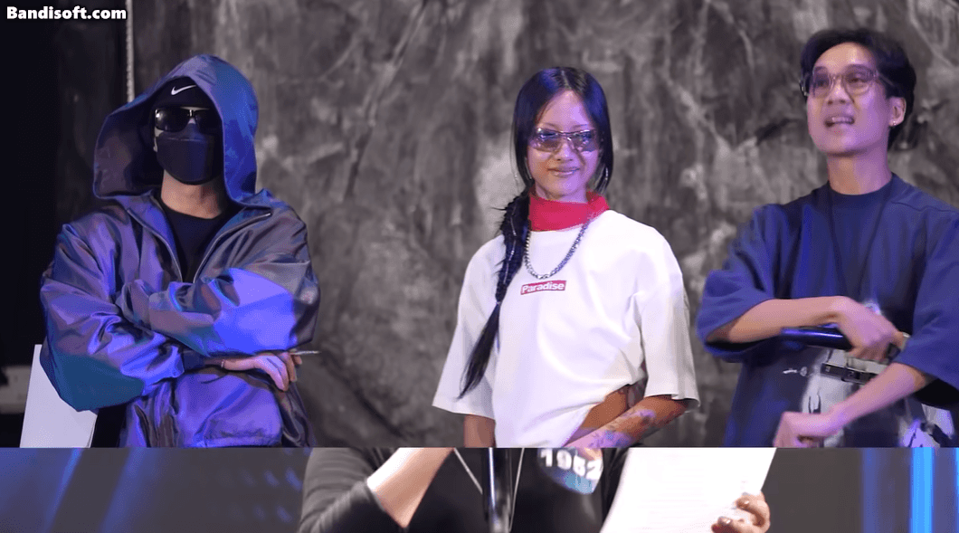 Th&iacute; sinh U50 đi thi Rap Việt: Qu&ecirc;n lời được Suboi ph&aacute; lệ đưa giấy cho đọc, JustaTee - Karik phục s&aacute;t đất - Ảnh 3.