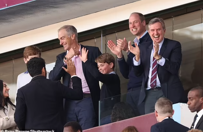 Ho&agrave;ng tử George g&acirc;y sốt với loạt biểu cảm giống hệt cha trong ng&agrave;y đến s&acirc;n xem b&oacute;ng đ&aacute; - Ảnh 6.