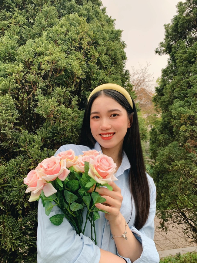 Nàng thơ bóng chuyền Việt Nam hoá Lưu Diệc Phi, xinh đẹp bên hoa không thua kém các nàng hậu - Ảnh 1. Nàng thơ bóng chuyền Việt Nam hoá Lưu Diệc Phi, xinh đẹp bên hoa không thua kém các nàng hậu - Ảnh 1.