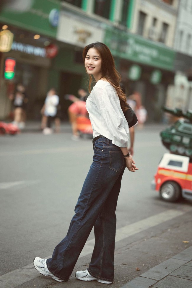 Nàng thơ bóng chuyền Việt Nam hoá Lưu Diệc Phi, xinh đẹp bên hoa không thua kém các nàng hậu - Ảnh 8. Nàng thơ bóng chuyền Việt Nam hoá Lưu Diệc Phi, xinh đẹp bên hoa không thua kém các nàng hậu - Ảnh 8.