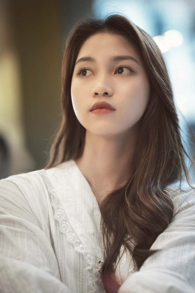 Nàng thơ bóng chuyền Việt Nam hoá Lưu Diệc Phi, xinh đẹp bên hoa không thua kém các nàng hậu - Ảnh 7. Nàng thơ bóng chuyền Việt Nam hoá Lưu Diệc Phi, xinh đẹp bên hoa không thua kém các nàng hậu - Ảnh 7.