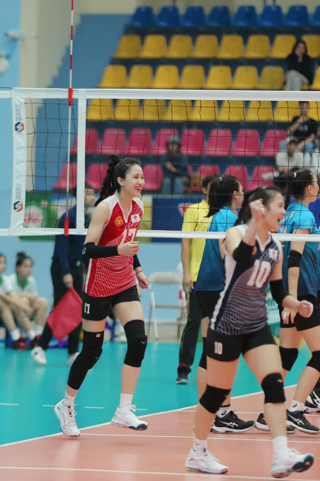 Nàng thơ bóng chuyền Việt Nam hoá Lưu Diệc Phi, xinh đẹp bên hoa không thua kém các nàng hậu - Ảnh 5. Nàng thơ bóng chuyền Việt Nam hoá Lưu Diệc Phi, xinh đẹp bên hoa không thua kém các nàng hậu - Ảnh 5.