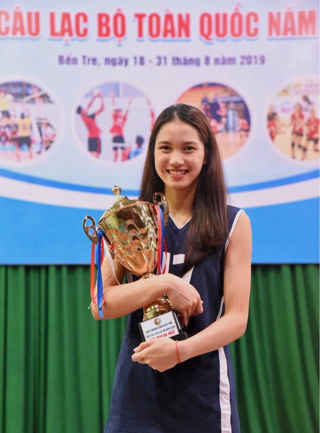 Nàng thơ bóng chuyền Việt Nam hoá Lưu Diệc Phi, xinh đẹp bên hoa không thua kém các nàng hậu - Ảnh 4. Nàng thơ bóng chuyền Việt Nam hoá Lưu Diệc Phi, xinh đẹp bên hoa không thua kém các nàng hậu - Ảnh 4.