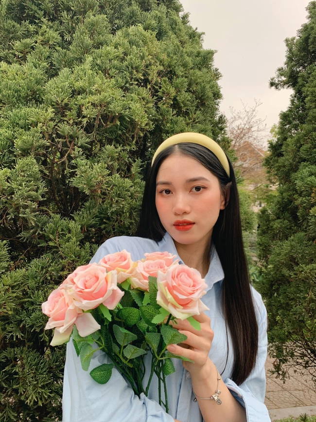 Nàng thơ bóng chuyền Việt Nam hoá Lưu Diệc Phi, xinh đẹp bên hoa không thua kém các nàng hậu - Ảnh 3. Nàng thơ bóng chuyền Việt Nam hoá Lưu Diệc Phi, xinh đẹp bên hoa không thua kém các nàng hậu - Ảnh 3.