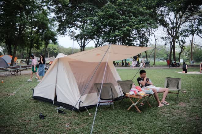 Kh&ocirc;ng đi du lịch xa, người d&acirc;n H&agrave; Nội chọn cắm trại tại c&ocirc;ng vi&ecirc;n Y&ecirc;n Sở dịp lễ 30/4 &ndash; 1/5 - Ảnh 11.