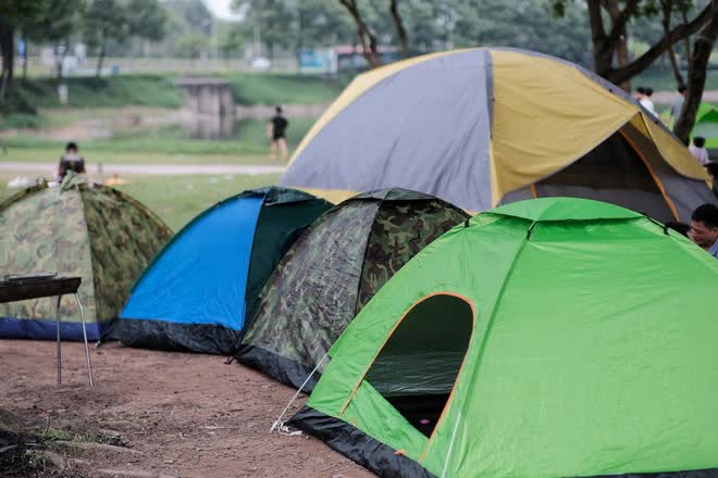 Kh&ocirc;ng đi du lịch xa, người d&acirc;n H&agrave; Nội chọn cắm trại tại c&ocirc;ng vi&ecirc;n Y&ecirc;n Sở dịp lễ 30/4 &ndash; 1/5 - Ảnh 2.
