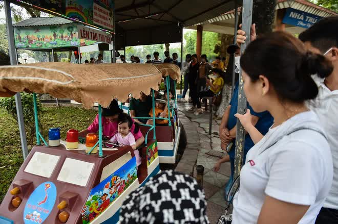 Ngộp thở giữa biển người đổ về công viên Thủ Lệ trong sáng và trưa ngày 1/5 - Ảnh 5.