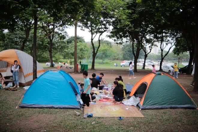 Kh&ocirc;ng đi du lịch xa, người d&acirc;n H&agrave; Nội chọn cắm trại tại c&ocirc;ng vi&ecirc;n Y&ecirc;n Sở dịp lễ 30/4 &ndash; 1/5 - Ảnh 9.