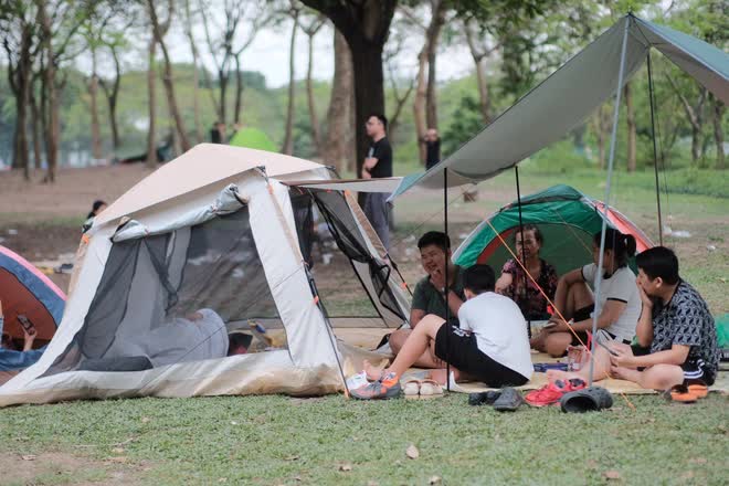 Kh&ocirc;ng đi du lịch xa, người d&acirc;n H&agrave; Nội chọn cắm trại tại c&ocirc;ng vi&ecirc;n Y&ecirc;n Sở dịp lễ 30/4 &ndash; 1/5 - Ảnh 4.