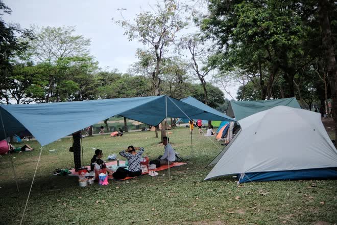 Kh&ocirc;ng đi du lịch xa, người d&acirc;n H&agrave; Nội chọn cắm trại tại c&ocirc;ng vi&ecirc;n Y&ecirc;n Sở dịp lễ 30/4 &ndash; 1/5 - Ảnh 3.