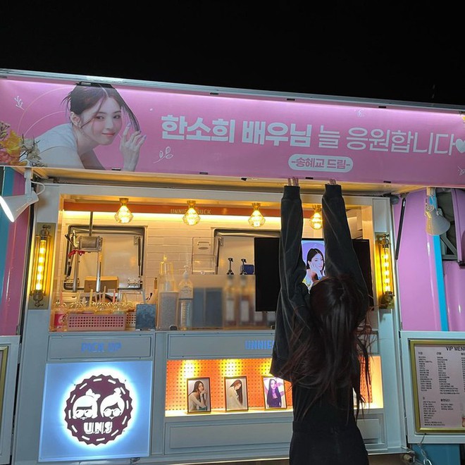 Han So Hee phấn khích khi được Song Hye Kyo gửi tặng xe tải cà phê - Ảnh 3.
