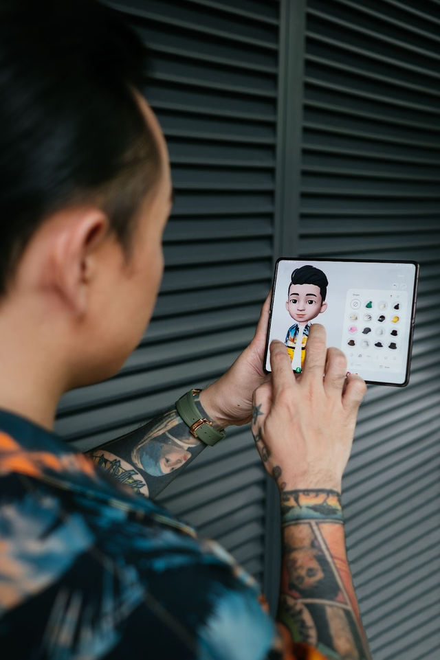 Nói không ngoa khi gọi Galaxy Z Fold4 là thiết bị giúp khơi nguồn sáng tạo nội dung, thời trang và nghệ thuật của giới trẻ - Ảnh 2.