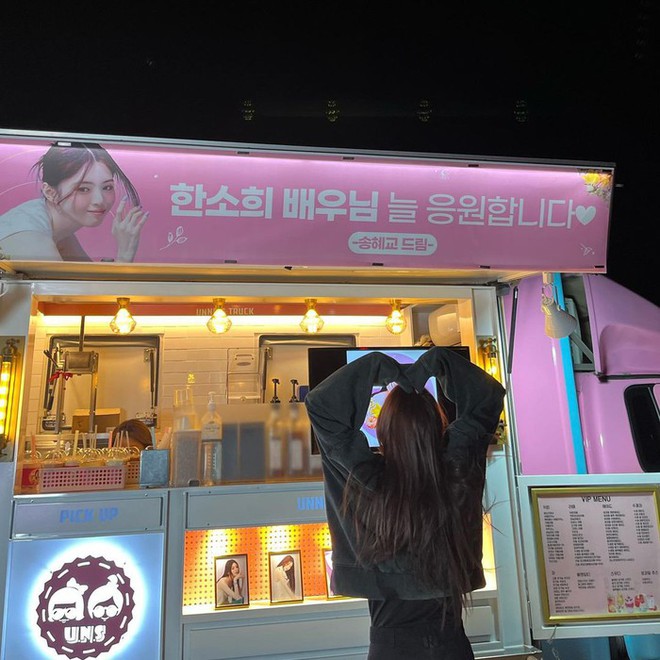 Han So Hee phấn khích khi được Song Hye Kyo gửi tặng xe tải cà phê - Ảnh 4.