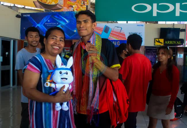 VĐV Timor Leste được chào đón như người hùng sau khi giành HCĐ SEA Games, HLV cảm thán: Thật tự hào - Ảnh 4.
