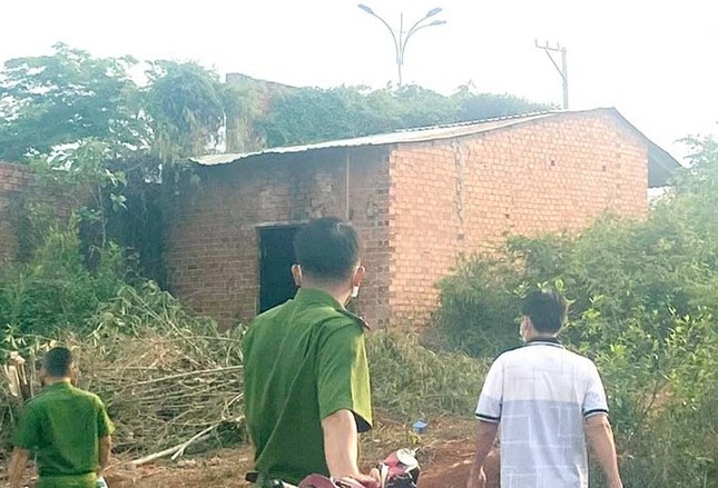 Dọn đất để xây nhà, hai vợ chồng ở Bình Phước tá hỏa phát hiện thi thể - Ảnh 1.