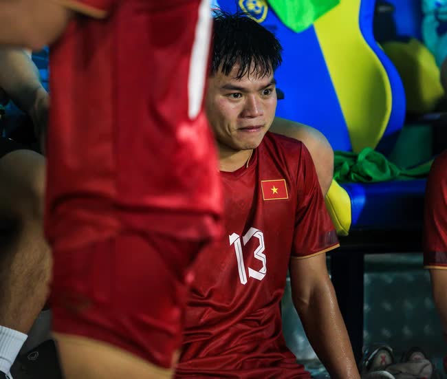 HLV Troussier cho U22 Việt Nam họp gấp trên sân sau trận hoà U22 Thái Lan - Ảnh 10.