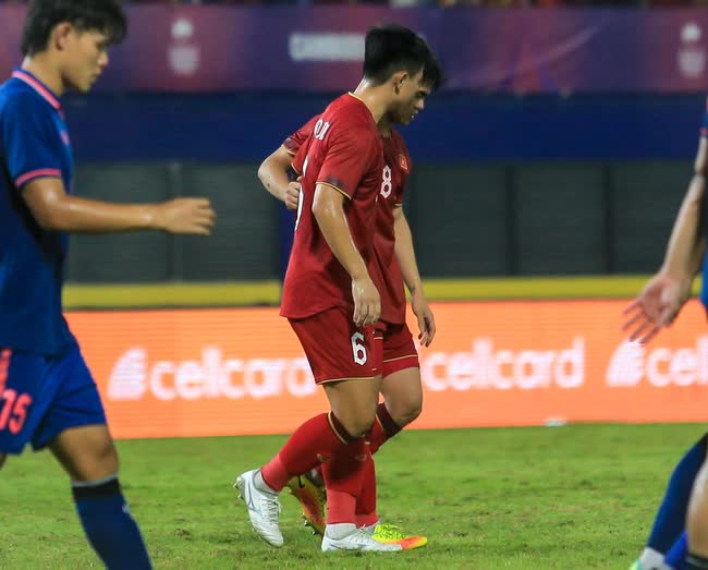 Khuất Văn Khang ôm đầu vì bỏ lỡ cơ hội, U22 Việt Nam bị U22 Thái Lan đốn củi - Ảnh 12.