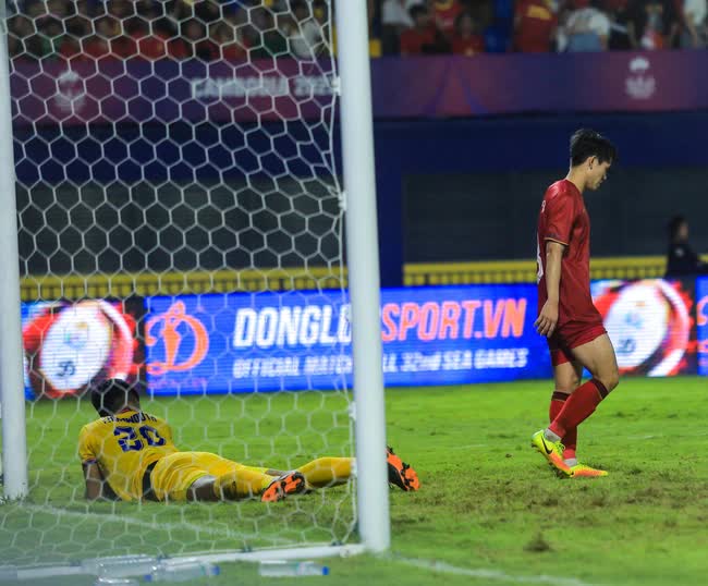 Khuất Văn Khang ôm đầu vì bỏ lỡ cơ hội, U22 Việt Nam bị U22 Thái Lan đốn củi - Ảnh 3.