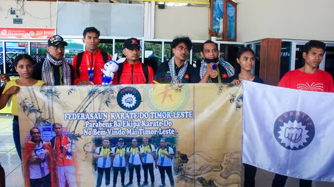 VĐV Timor Leste được chào đón như người hùng sau khi giành HCĐ SEA Games, HLV cảm thán: Thật tự hào - Ảnh 3.