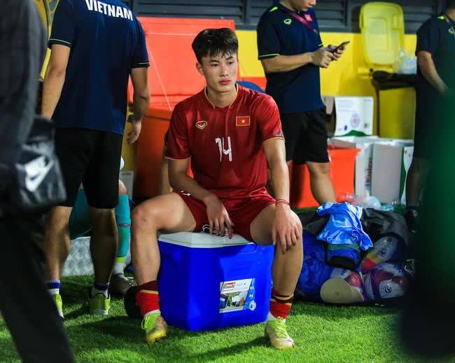 HLV Troussier cho U22 Việt Nam họp gấp trên sân sau trận hoà U22 Thái Lan - Ảnh 9.