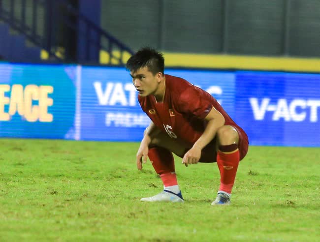 Khuất Văn Khang ôm đầu vì bỏ lỡ cơ hội, U22 Việt Nam bị U22 Thái Lan đốn củi - Ảnh 11.