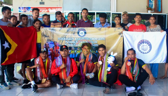 VĐV Timor Leste được chào đón như người hùng sau khi giành HCĐ SEA Games, HLV cảm thán: Thật tự hào - Ảnh 2.