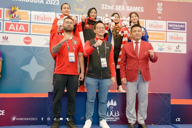 Độc lạ SEA Games 32: Huy chương vàng được chia đều cho hai võ sĩ Việt Nam và Indonesia sau màn tranh cãi nảy lửa của ban huấn luyện hai đội - Ảnh 1.