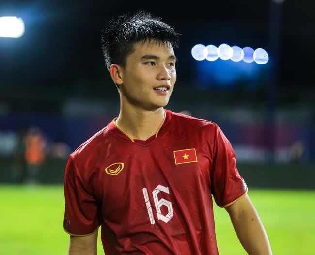 HLV Troussier cho U22 Việt Nam họp gấp trên sân sau trận hoà U22 Thái Lan - Ảnh 8.