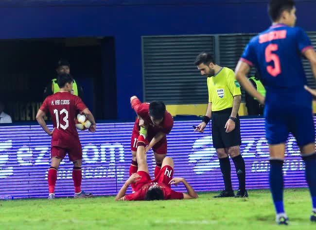 Khuất Văn Khang ôm đầu vì bỏ lỡ cơ hội, U22 Việt Nam bị U22 Thái Lan đốn củi - Ảnh 10.