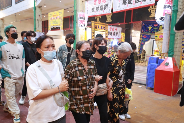 Lễ đưa tang ca sĩ Win (Hồ Minh Tuấn): Người thân xót xa bên linh cữu, các thành viên Zero9 đến tiễn biệt - Ảnh 8.