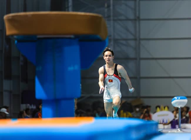Nam thần thể dục dụng cụ Đinh Phương Thành xác lập kỷ lục giành HCV ở 5 kỳ SEA Games liên tiếp - Ảnh 7.